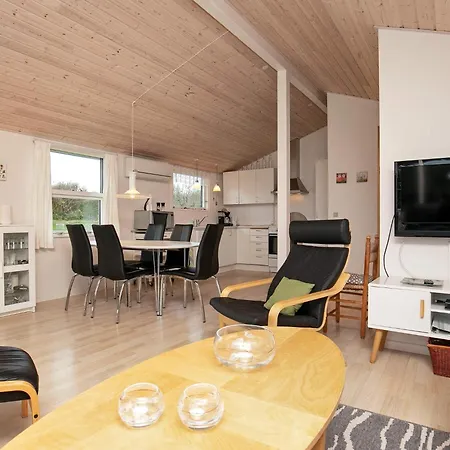 Modernized Seaside Retreat-by Traum Vakantiehuis